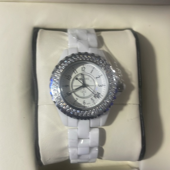 Diamond detailing on the bezel adds a captivating flair to this watch - Picture 4 of 4